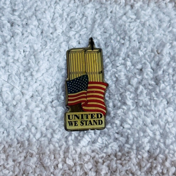 United We Stand Pin Twin Towers American Flag Patriotic Lapel Brooch - Picture 3 of 4